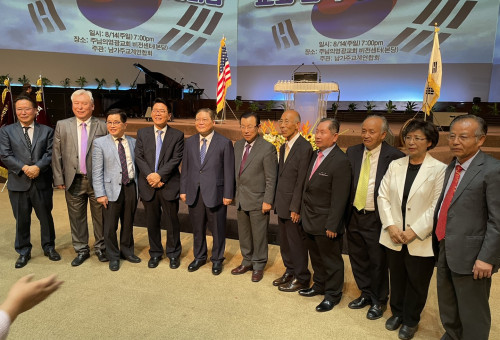 제 77주년 광복절 기념 예배후 기념 촬영