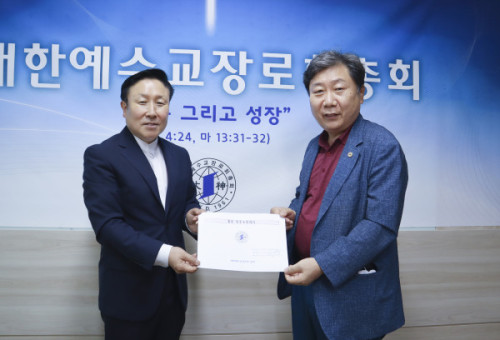 ▲신·구 총무가 인수인계서에 사인했다.